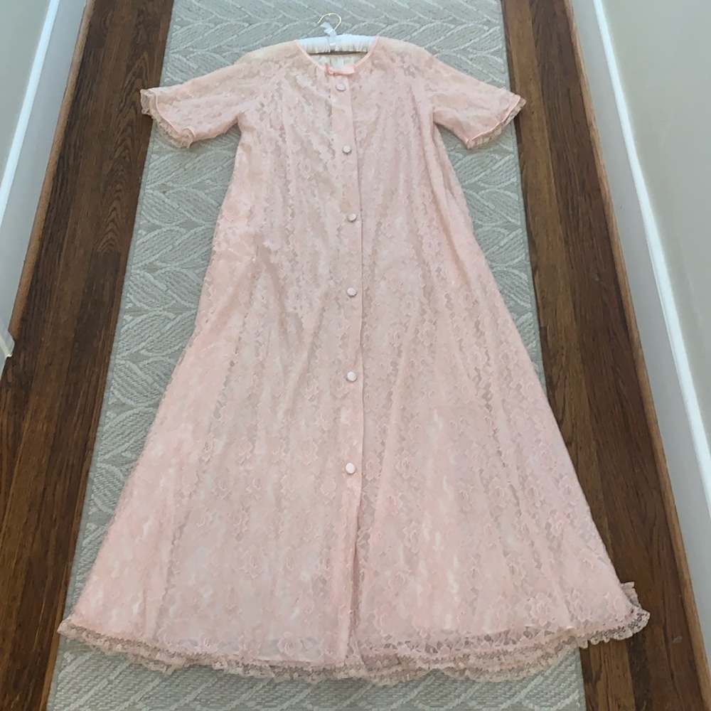 Vintage Lace Lingerie Robe: Soft Petal Pink, Maxi Length, Pockets, Satin Buttons